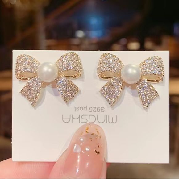 🎀 Elegant Sparkling Gold Tone Pearl Bowknot Earrings💖 - Picture 3 of 10